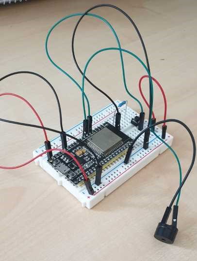 Zu sehen ist die fertige Schaltung auf dem Breadboard