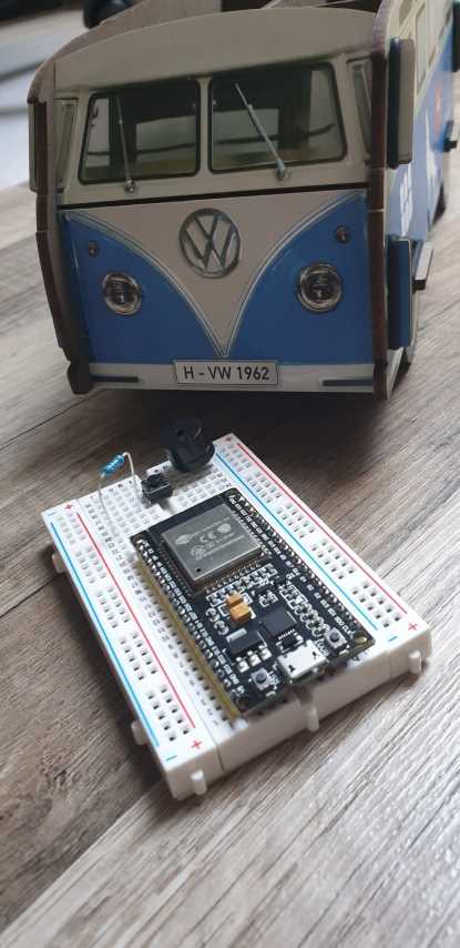 Zu sehen ist der T1-Xplorer und davor liegt die noch nicht angeschlossene Mikrocontroller-Schaltung
