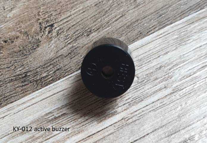 Zu sehen ist die Vorderseite des aktiven Lautsprechers