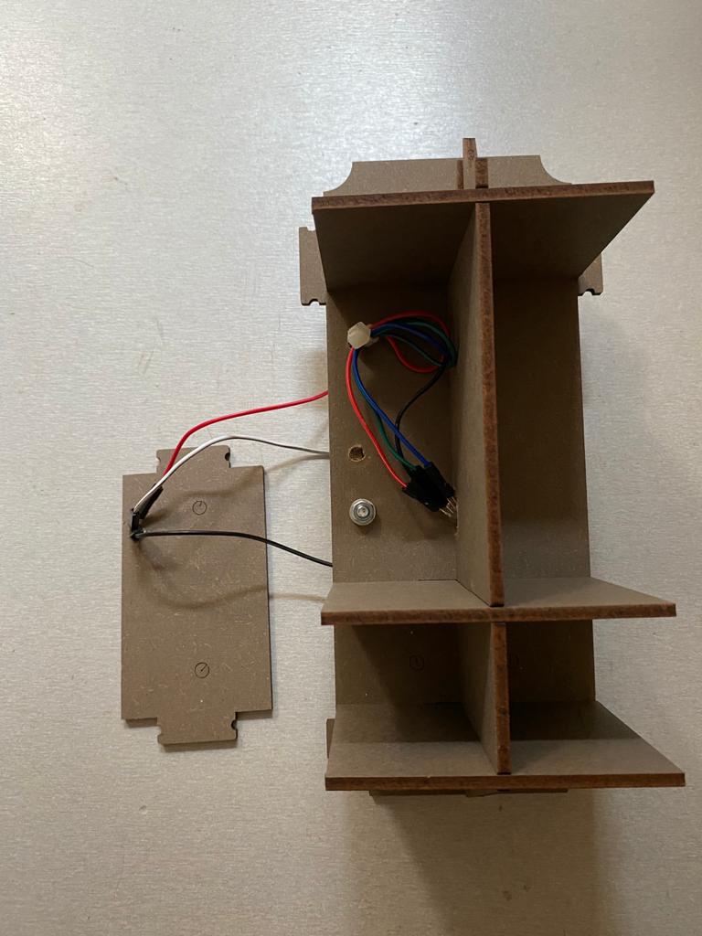 Montierte Trennplatten und RGB-LED